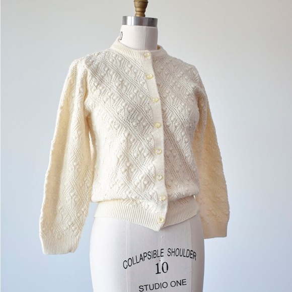 Vintage 1970s Elegant Cream Cable Knit Sweater / Cardigan Small - Picture 3 of 8